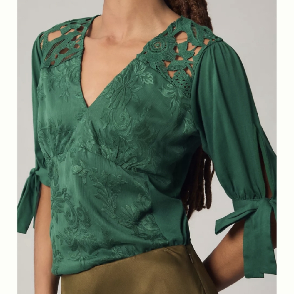 Beautiful Tiny Ophelia Embroidered top Anthropologie size Medium Petite NYT